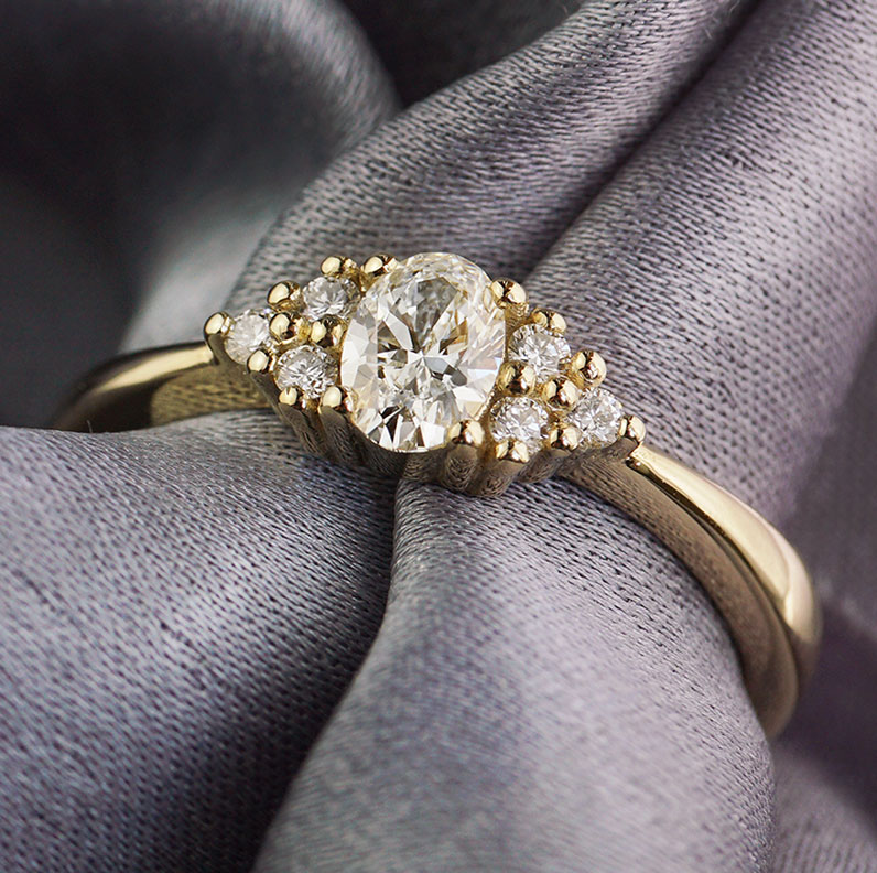 23511-yellow-gold-engagement-ring-with-oval-cut-diamond-and-diamond-clusters_9.jpg