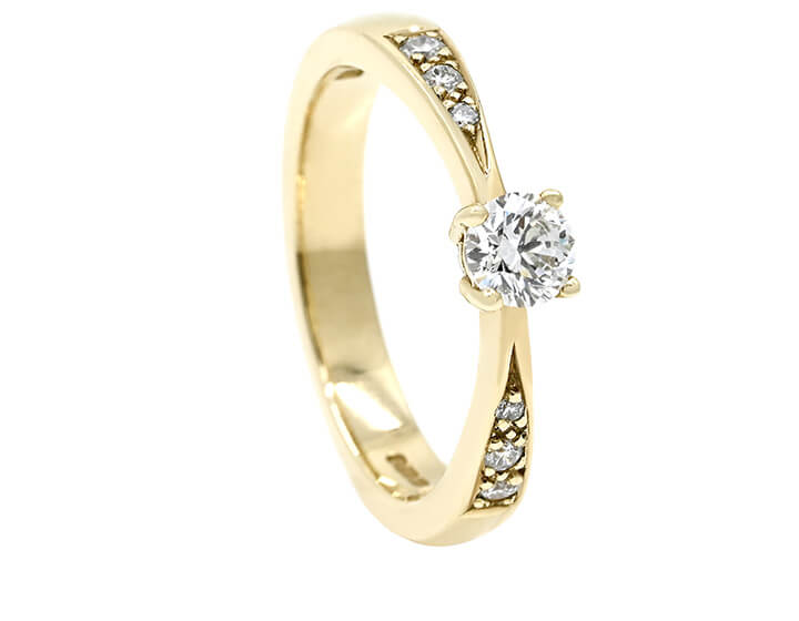 Classic Design with Diamonds and Yellow Gold