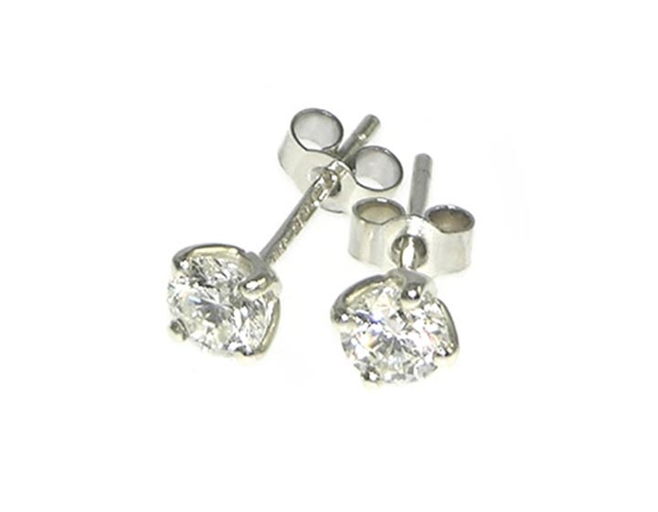 Lynn wanted a sparkly pair of earrings with crisp clear diamonds