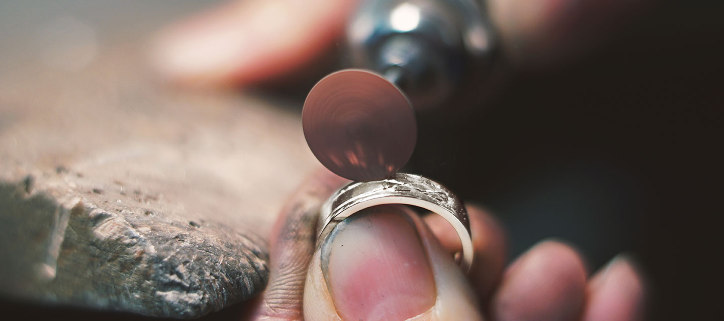 The tradition of men's wedding rings